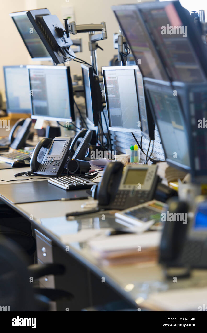 USA, New York, New York City, Trading Desk mit Computern und Handys Stockfoto