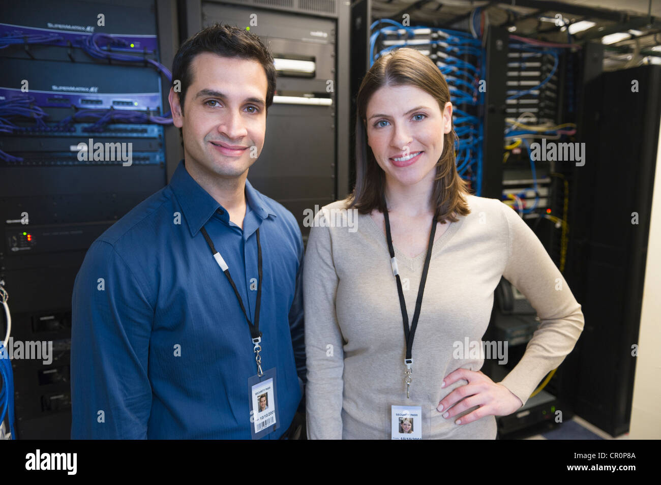 USA, New York, New York City, Porträt von Technikern in Netzwerk-Server-Raum Stockfoto