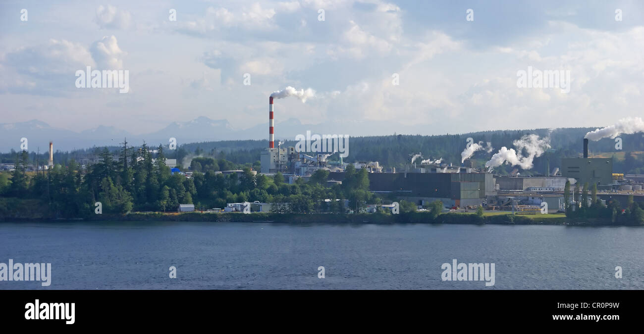 Zellstoff- und Papierfabrik entlang landeinwärts Passage, Kanada Stockfoto