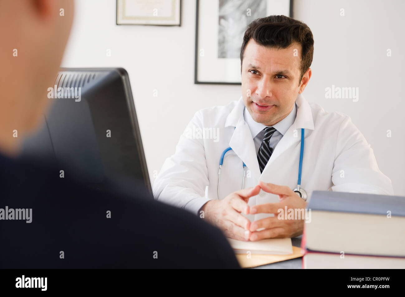 Gemischte Rassen Arzt im Gespräch mit Patienten Stockfoto