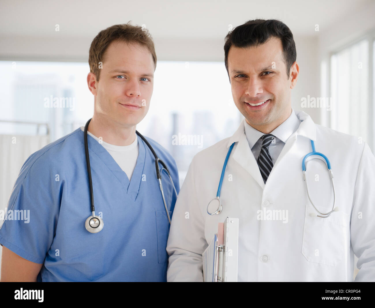 Lächelnd, Arzt und Chirurg im Krankenhaus Stockfoto