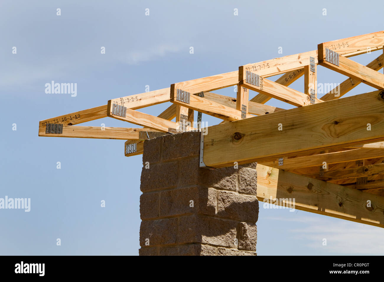 Hergestellte Dachstuhl Sparren werden auf diesem neuen Baustelle verwendet. Stockfoto