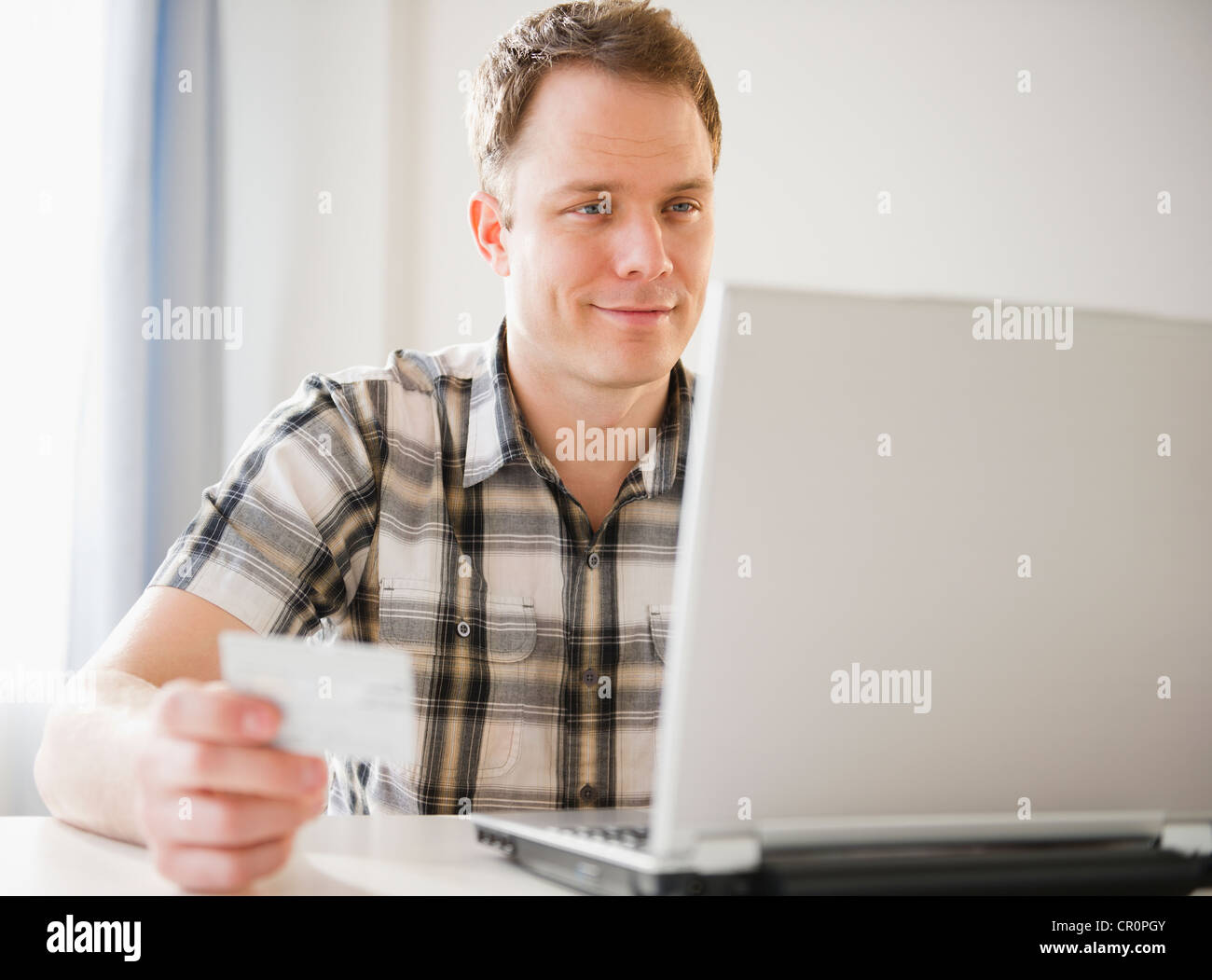 Kaukasischen Mann online-shopping mit Kreditkarte Stockfoto