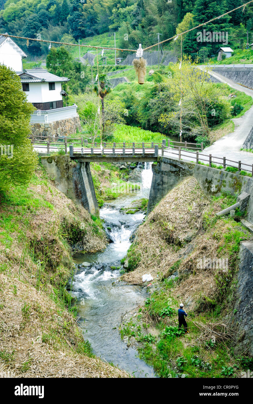 Phallische Objekt aus Stroh, schwebt über einem Fluss für den Einsatz in Shinto rites Stockfoto