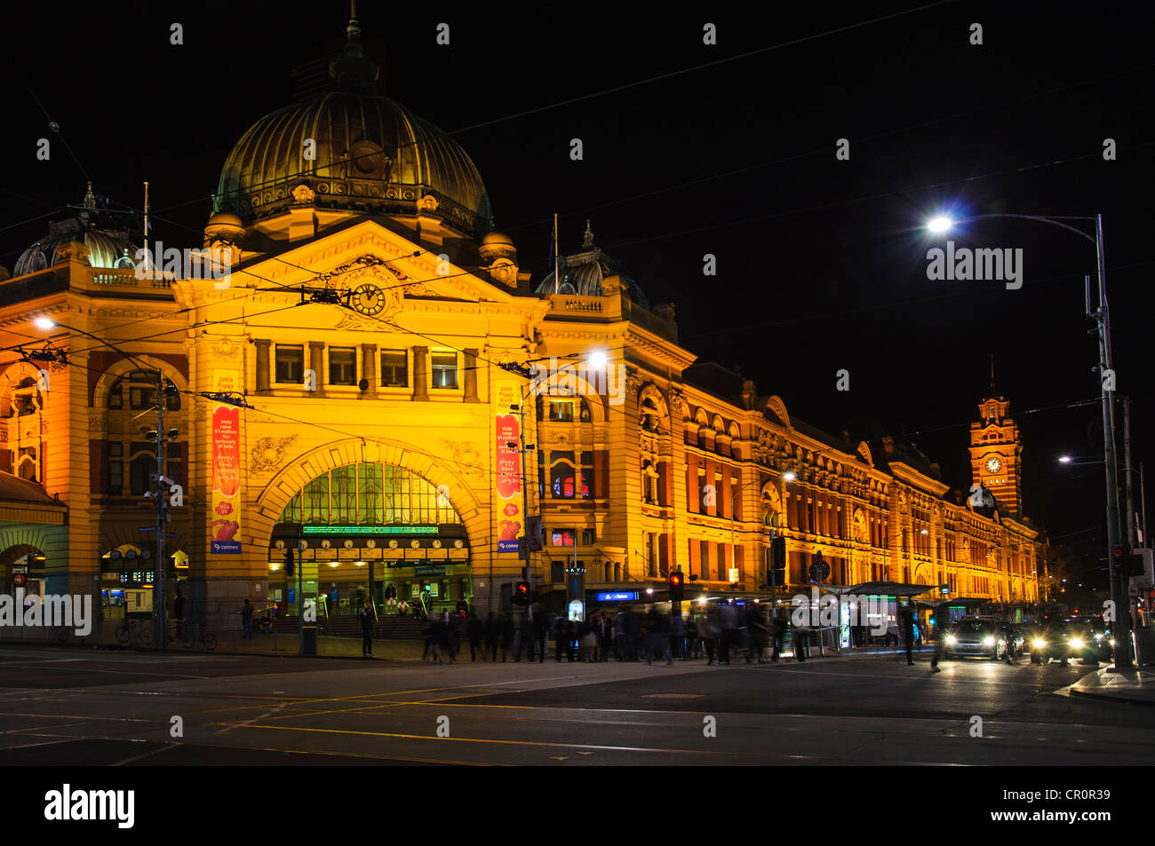 Flinders Street Station, Melbourne, in der Nacht. Stockfoto