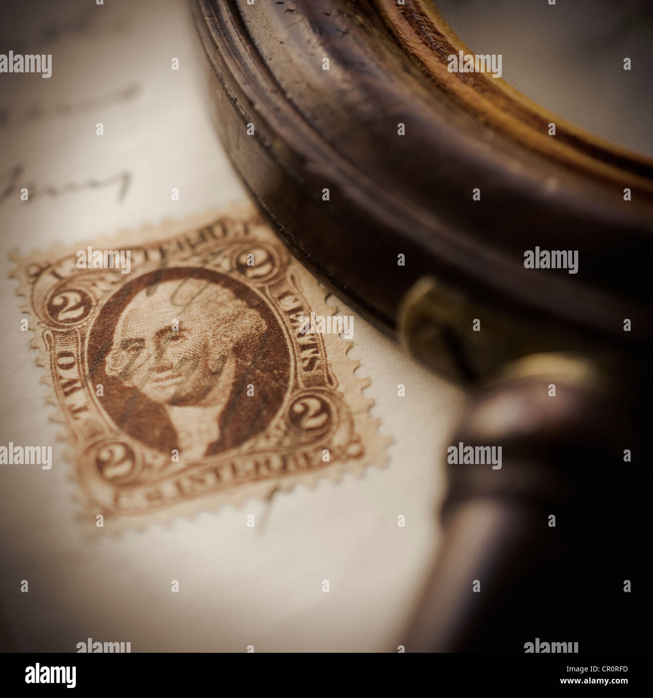 Studioaufnahme von Lupe und alte Briefmarke Stockfoto