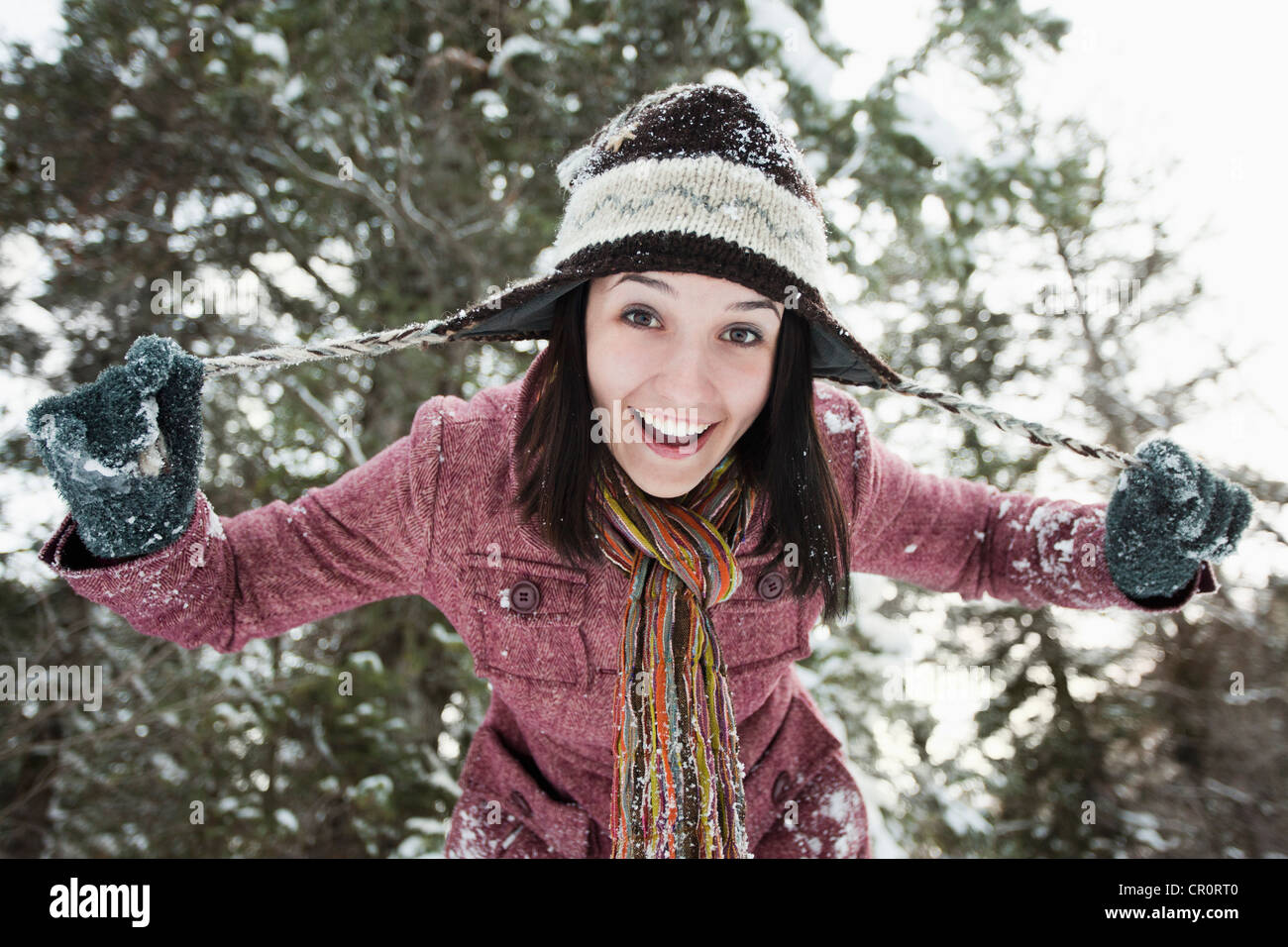 Kaukasische Frau spielen im Schnee Stockfoto
