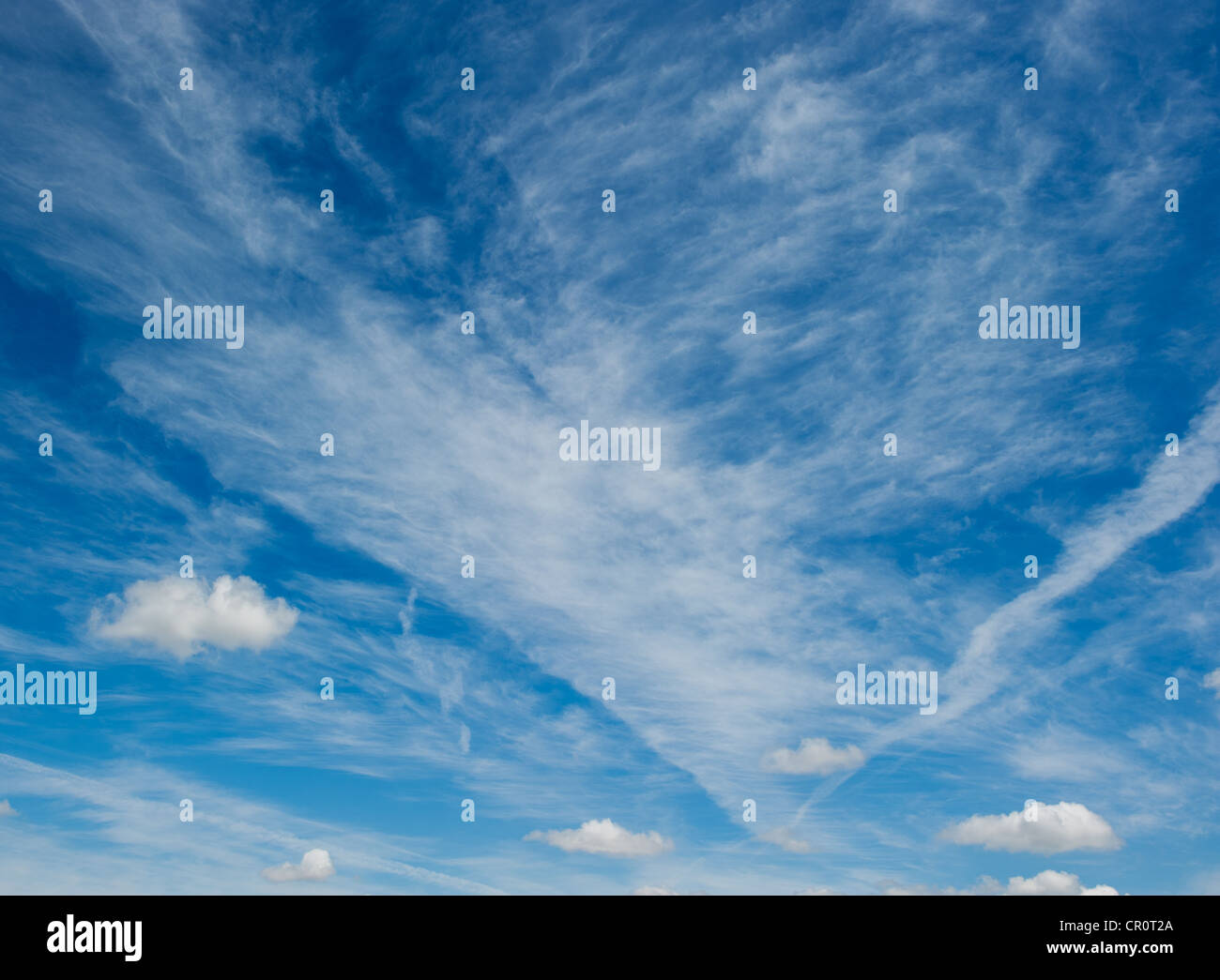 weiße Wolken über tiefblauen Himmelshintergrund Stockfoto