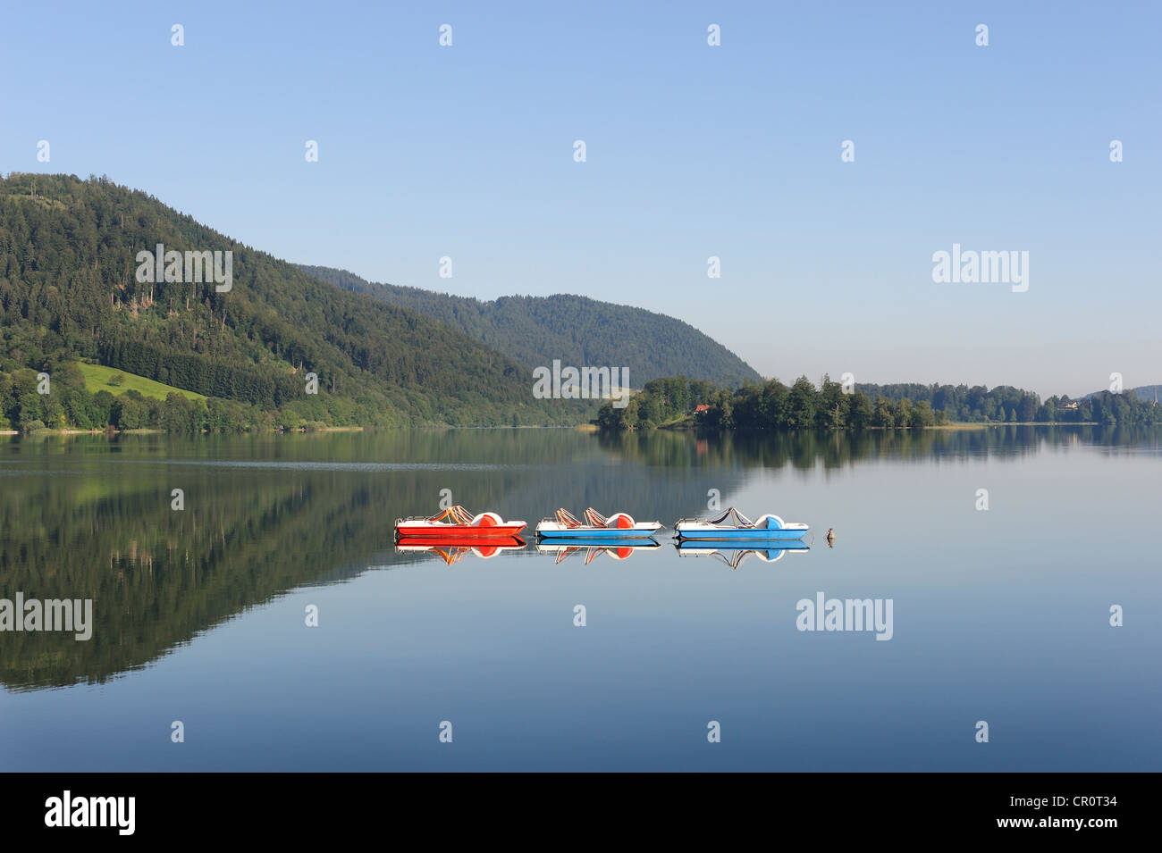 Drei Tretboote am See Schliersee, Upper Bavaria, Bavaria, Germany, Europe, PublicGround Stockfoto