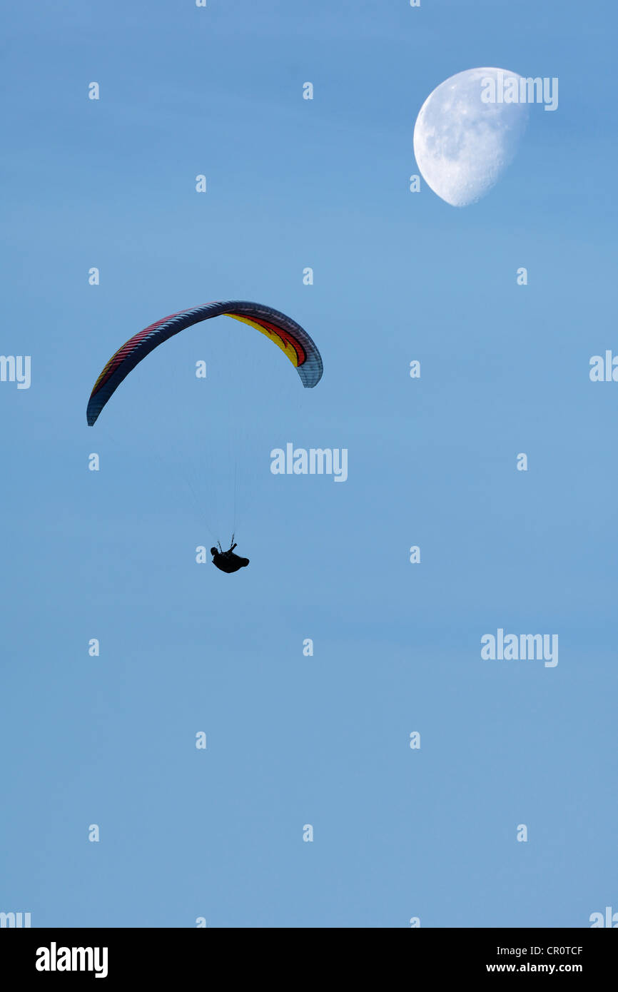 Gleitschirm mit Mond, komponieren Stockfoto