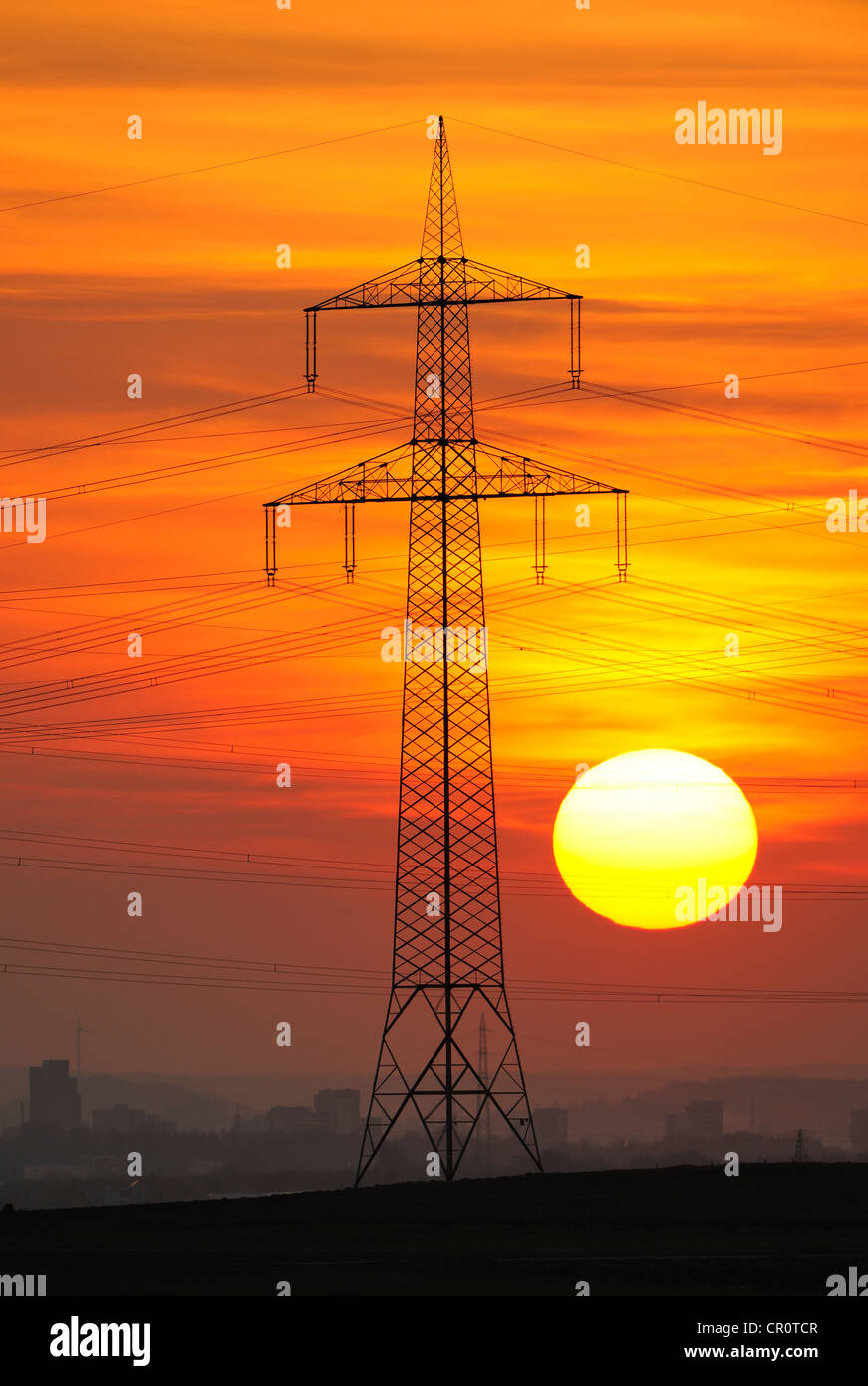 Elektrische Hochspannungsleitungen, Strommasten, mit der untergehenden Sonne, Beinstein in der Nähe von Stuttgart, Baden-Württemberg Stockfoto