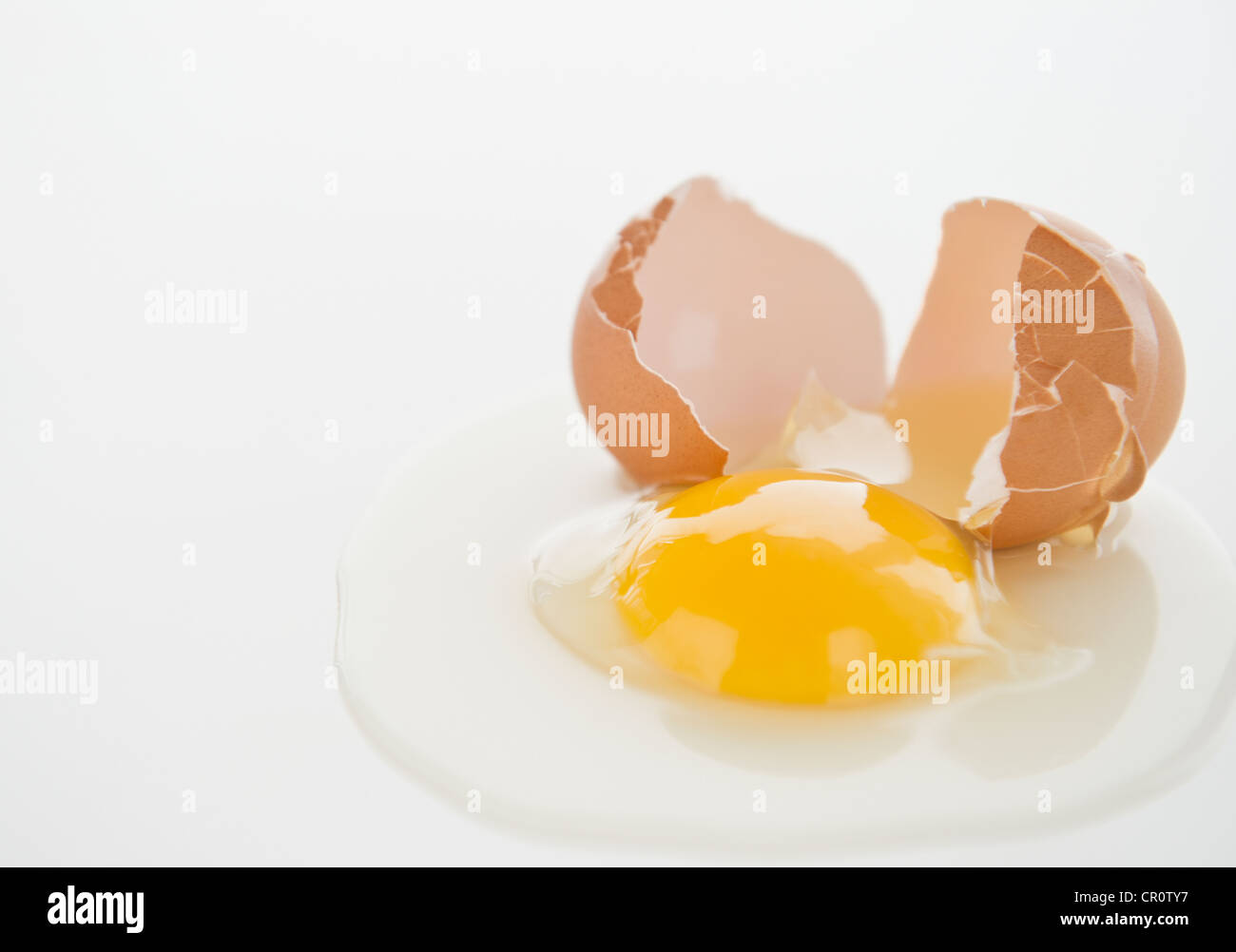 Nahaufnahme von Spiegelei mit gebrochenen Eierschale Stockfoto
