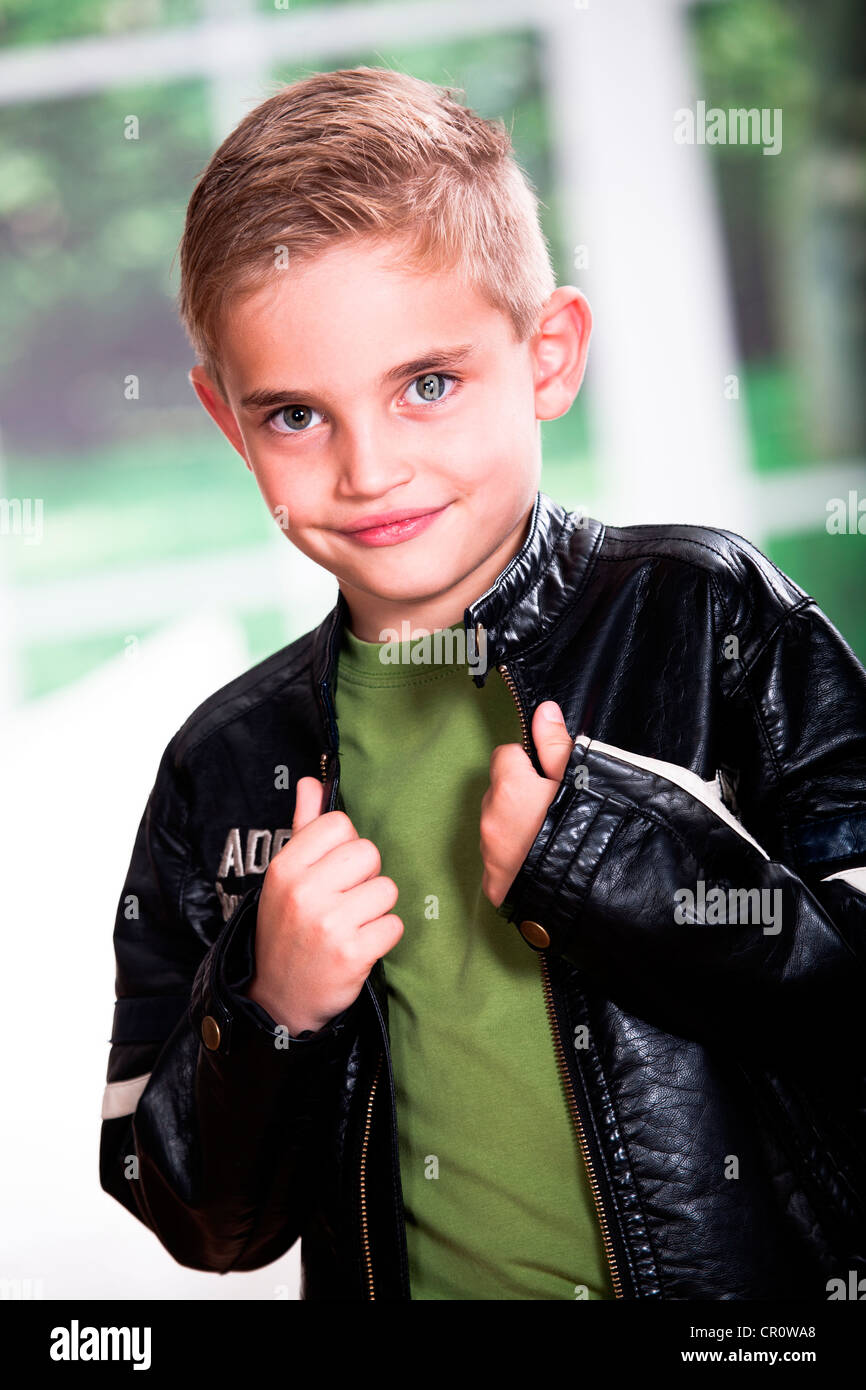 Jungen tragen Lederjacke Stockfoto