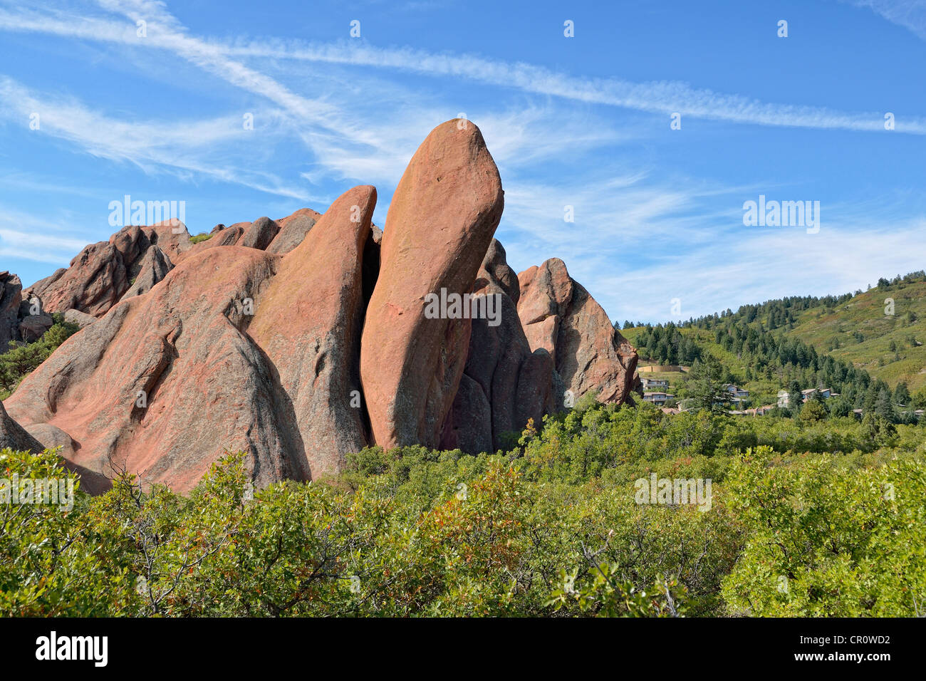 Felsformationen aus rotem Sandstein und einer kleinen Wohnsiedlung in München-Staatspark, Fountain Valley Trail, Denver, Colorado Stockfoto Felsformationen aus rotem Sandstein und einer kleinen Wohnsiedlung in München-Staatspark, Fountain Valley Trail, Denver, Colorado Stockfoto