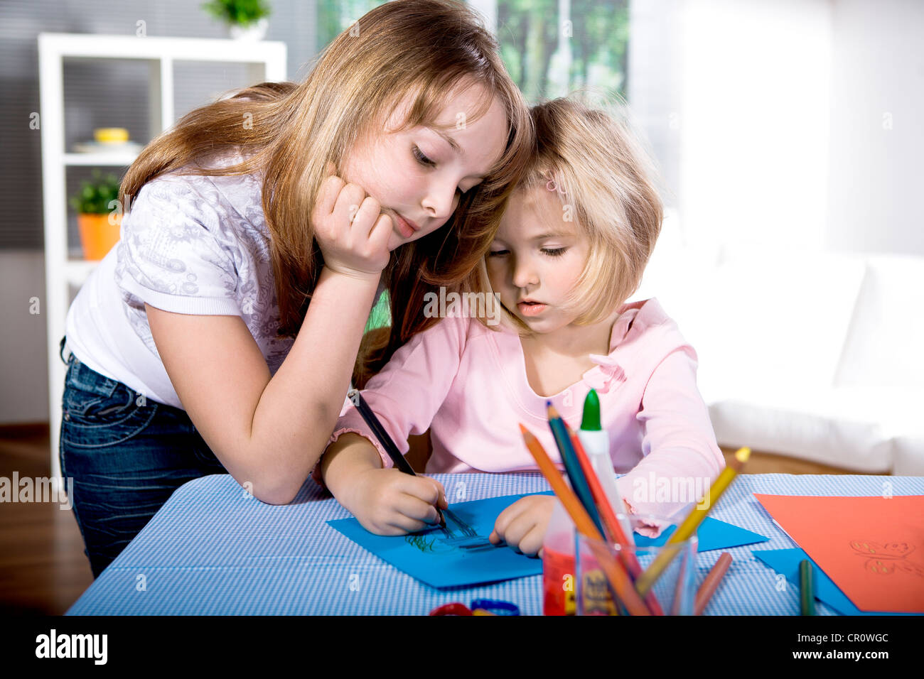 Zwei Mädchen an einem Tisch zeichnen Stockfoto