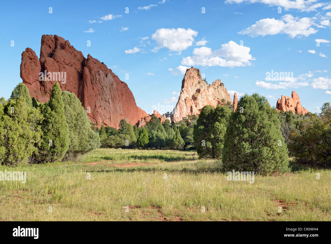 South Gate, links, und Cathedral Rock, Garten der Götter, rote Sandsteinfelsen, Colorado Springs, Colorado, USA Stockfoto