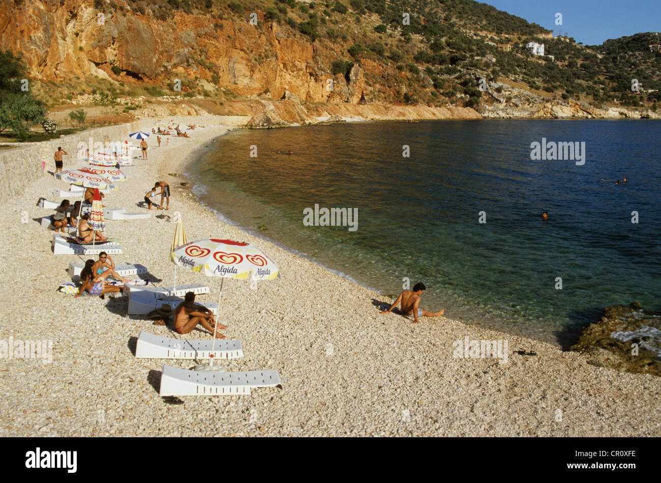 Türkei, Mittelmeerregion, türkische Riviera, Lykien, Kalkan, Touristen am Strand Stockfoto