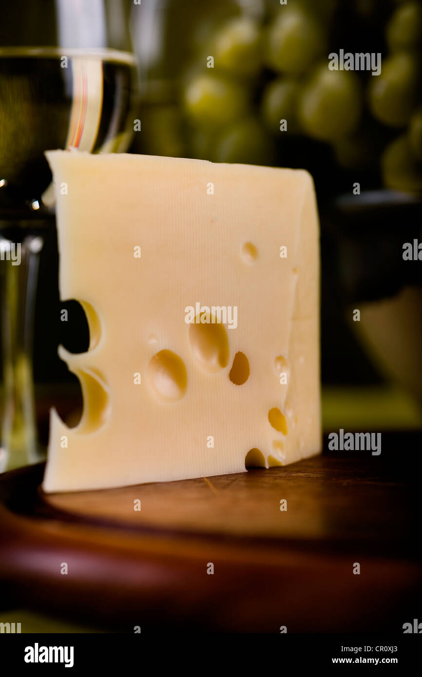 Stillleben mit Käse und Wein Glas Stockfoto