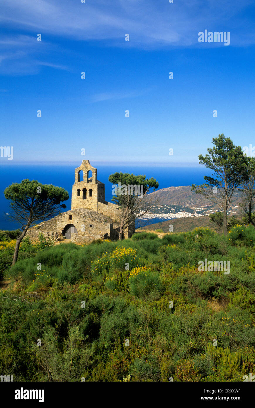 Spanien, Katalonien, Provinz Girona, Alt Empordà Comarca, Blick über den Golf von Lion und Santa Helena Kirche Stockfoto
