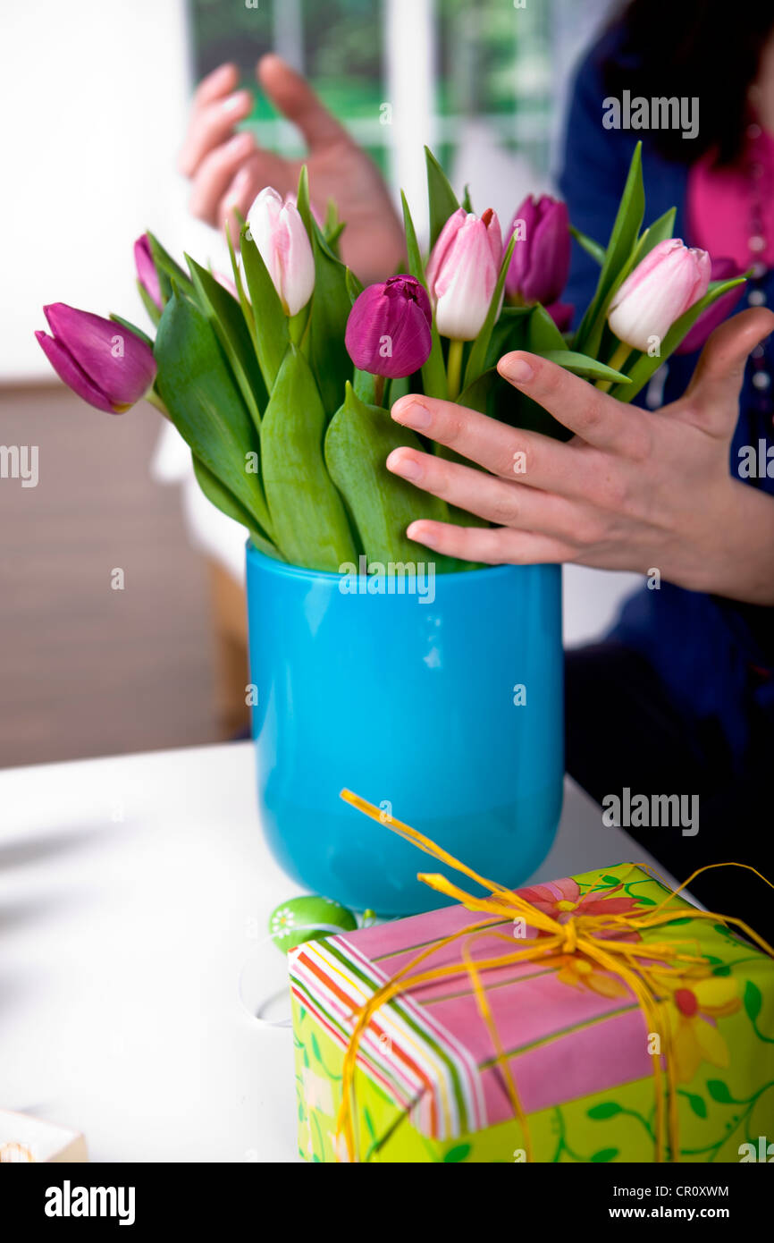 Tulpen in einer Vase, ein Geschenk liegen neben angeordnet Stockfoto