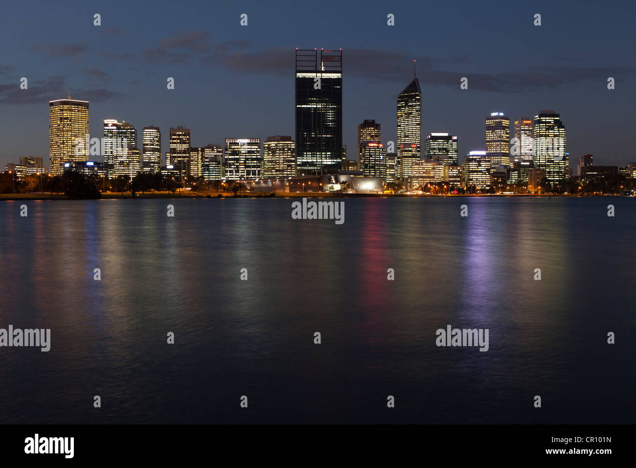Perth Skyline bei Nacht gesehen gegenüber dem Swan River. Western Australia. Einschließlich der neuen BHP Gebäude in der Mitte Stockfoto