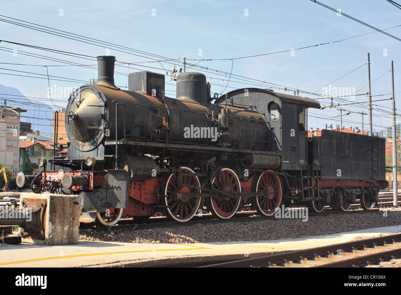 Alte Dampflok am Bahnhof Trento Stockfoto