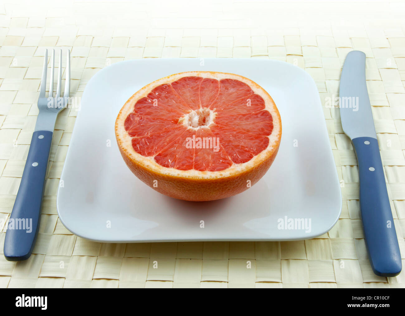 Grapefruit mit Gabel und Messer auf den Tisch-Diät-Konzept Stockfoto