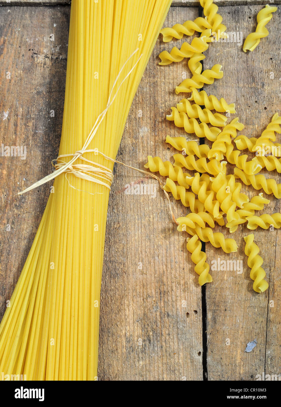 Nahaufnahme von Spaghetti und Fusilli auf hölzernen Hintergrund Stockfoto