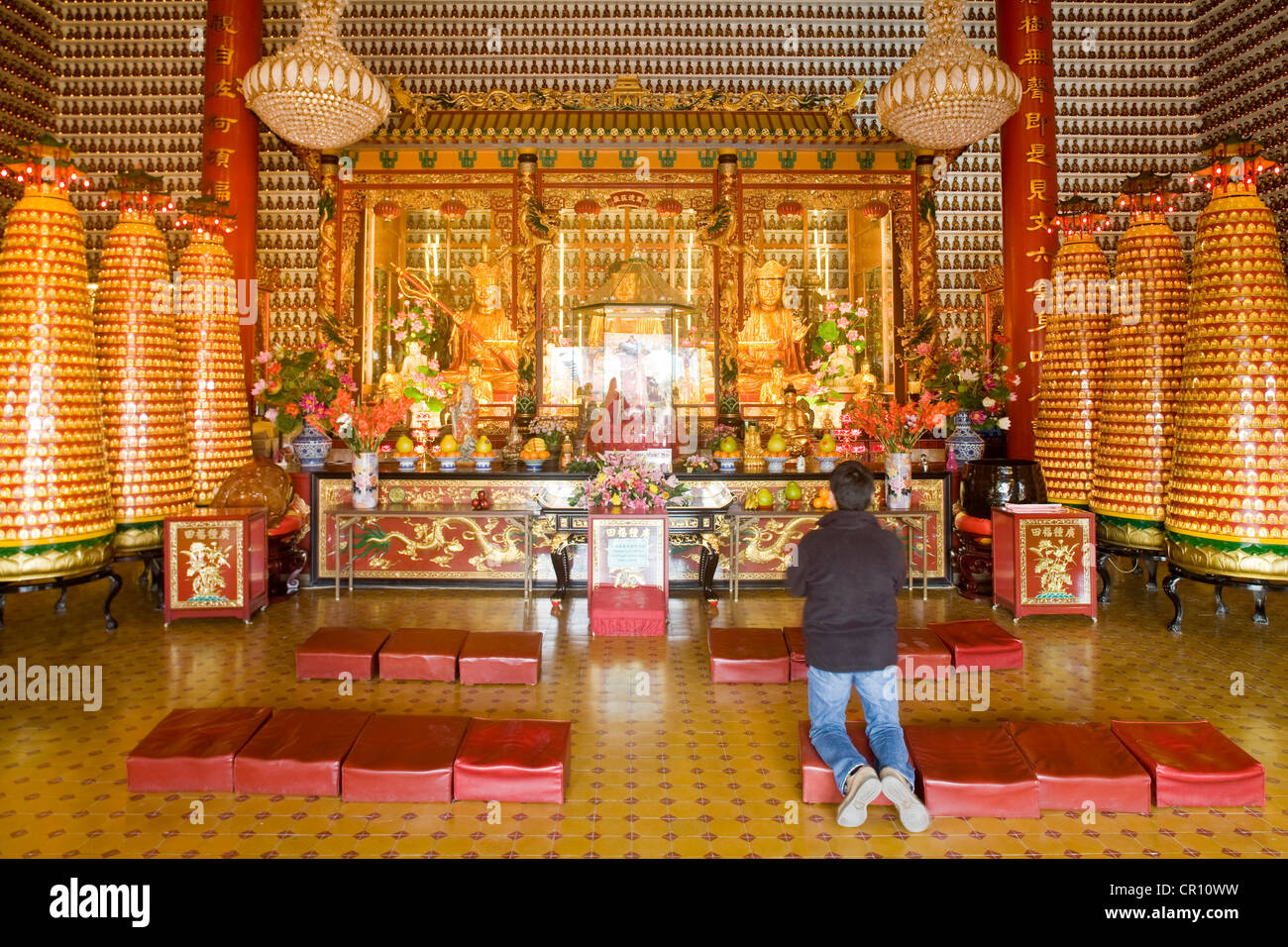 China, Hong Kong, Sha Tin Bezirk Sha Tin New Town, Zehntausend Buddhas buddhistisches Kloster 1957 datiert, Haupthalle Heiligtum Stockfoto