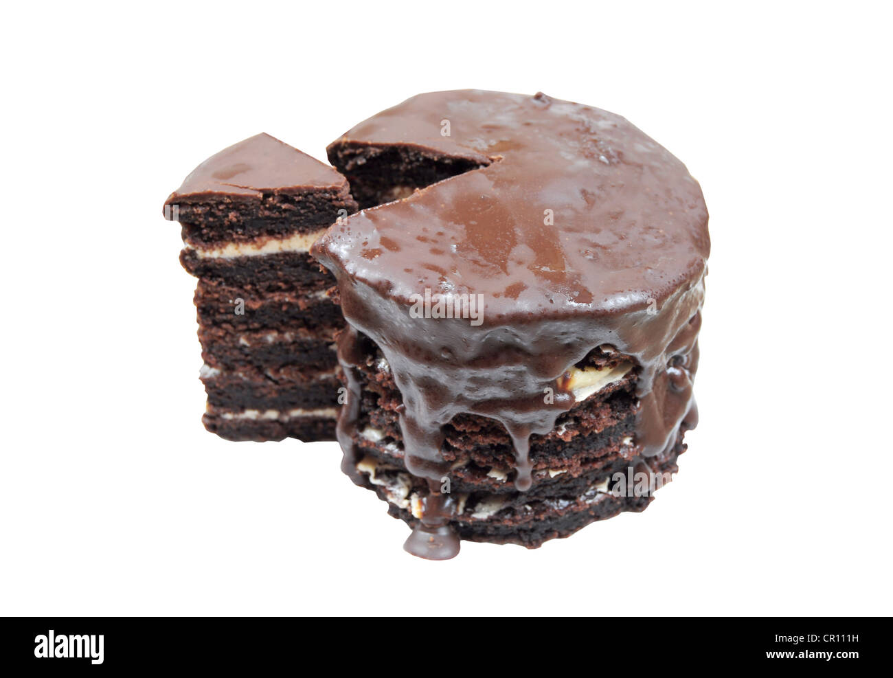 Mini-Schokoladen-Kuchen mit in Scheiben geschnittenen Stück isoliert auf weiss Stockfoto