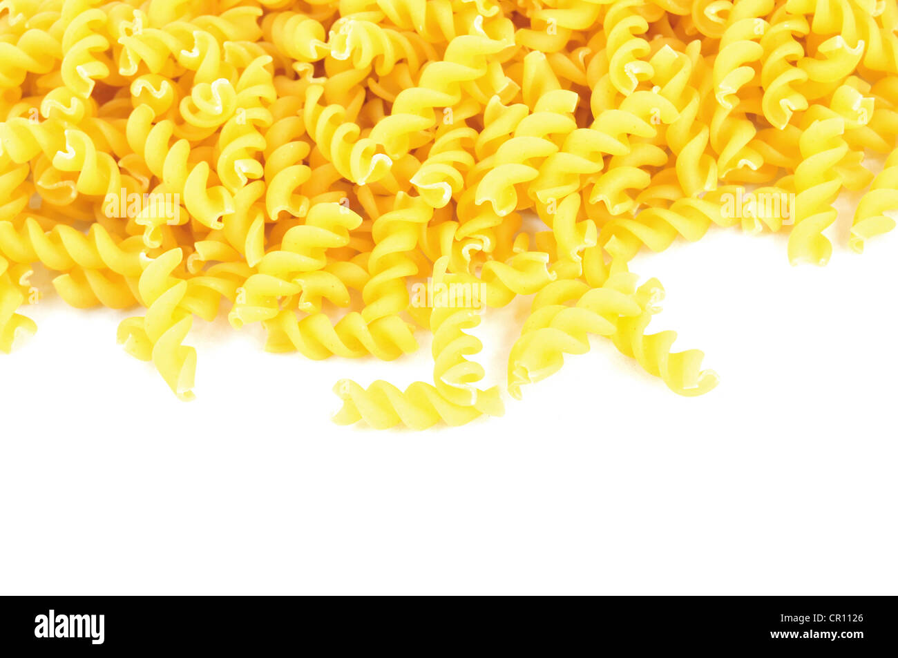 Nahaufnahme von Fusilli auf weißem Hintergrund Stockfoto