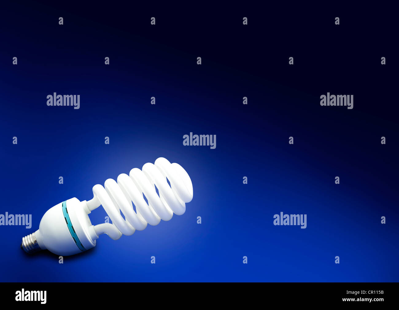 Sparen Sie Geld und Energie abstrakten Hintergrund blau Konzept Auto bulb Stockfoto