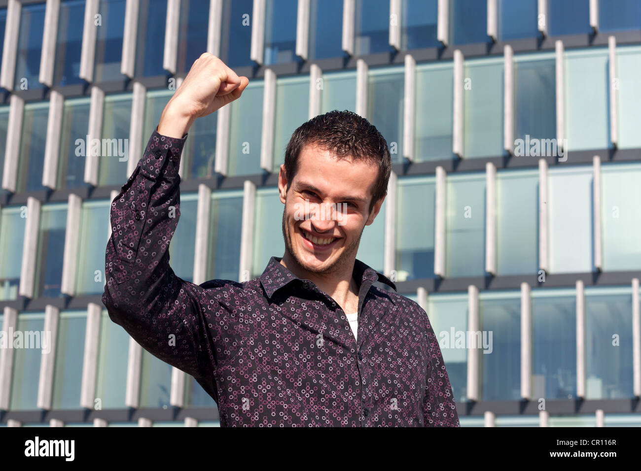 Glücklich, junger, erfolgreicher Geschäftsmann Student gegen Büro in der Stadt Stockfoto