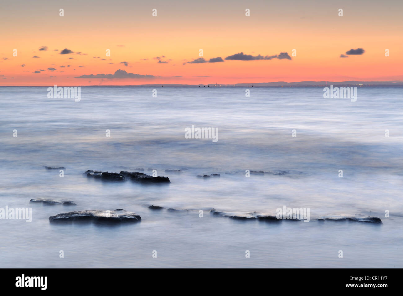 Felsen, umgeben von Flut am Lilstock Strand, Somerset, UK. Stockfoto