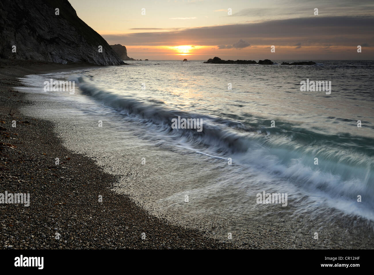 Der Strand von Man O' War Bay bei Sonnenaufgang. Jurassic Coast, Dorset, UK. Stockfoto