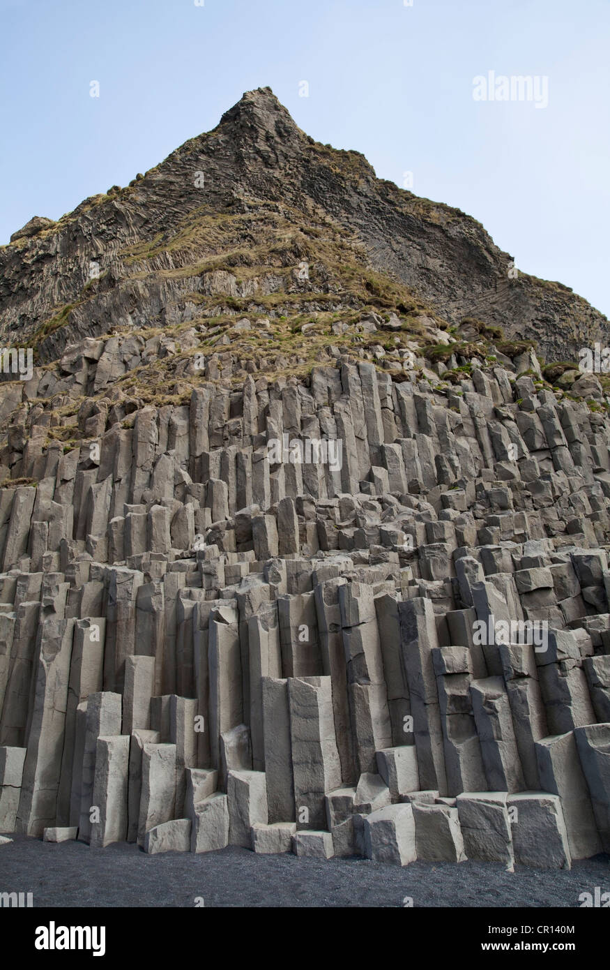 Röhrenförmige Basaltfelsen am Reynisfjara Strand, Süden Islands Stockfoto