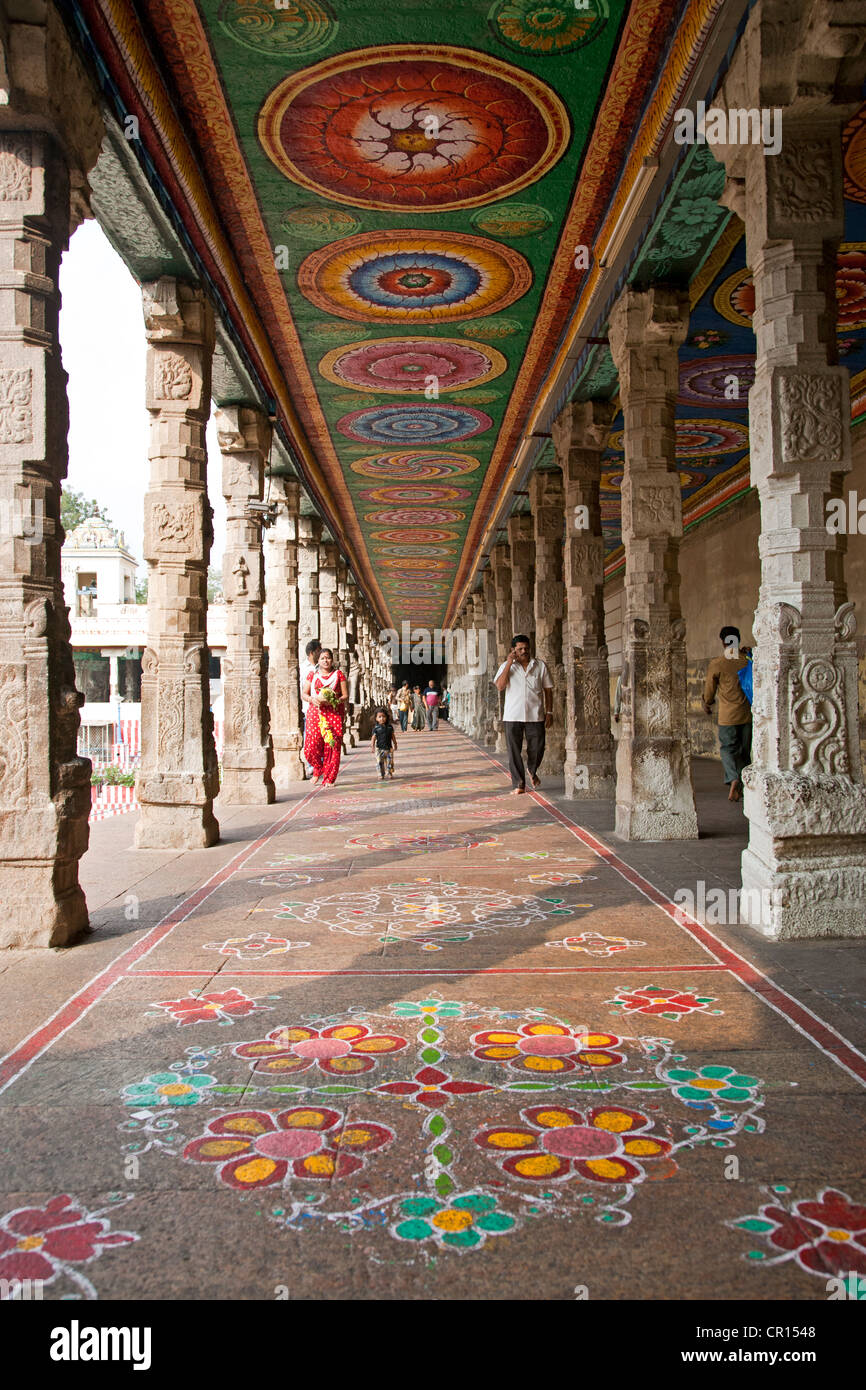 Rangoli (traditioneller Fußboden-Dekoration). Sri-Meenakshi-Tempel. Madurai. Indien Stockfoto