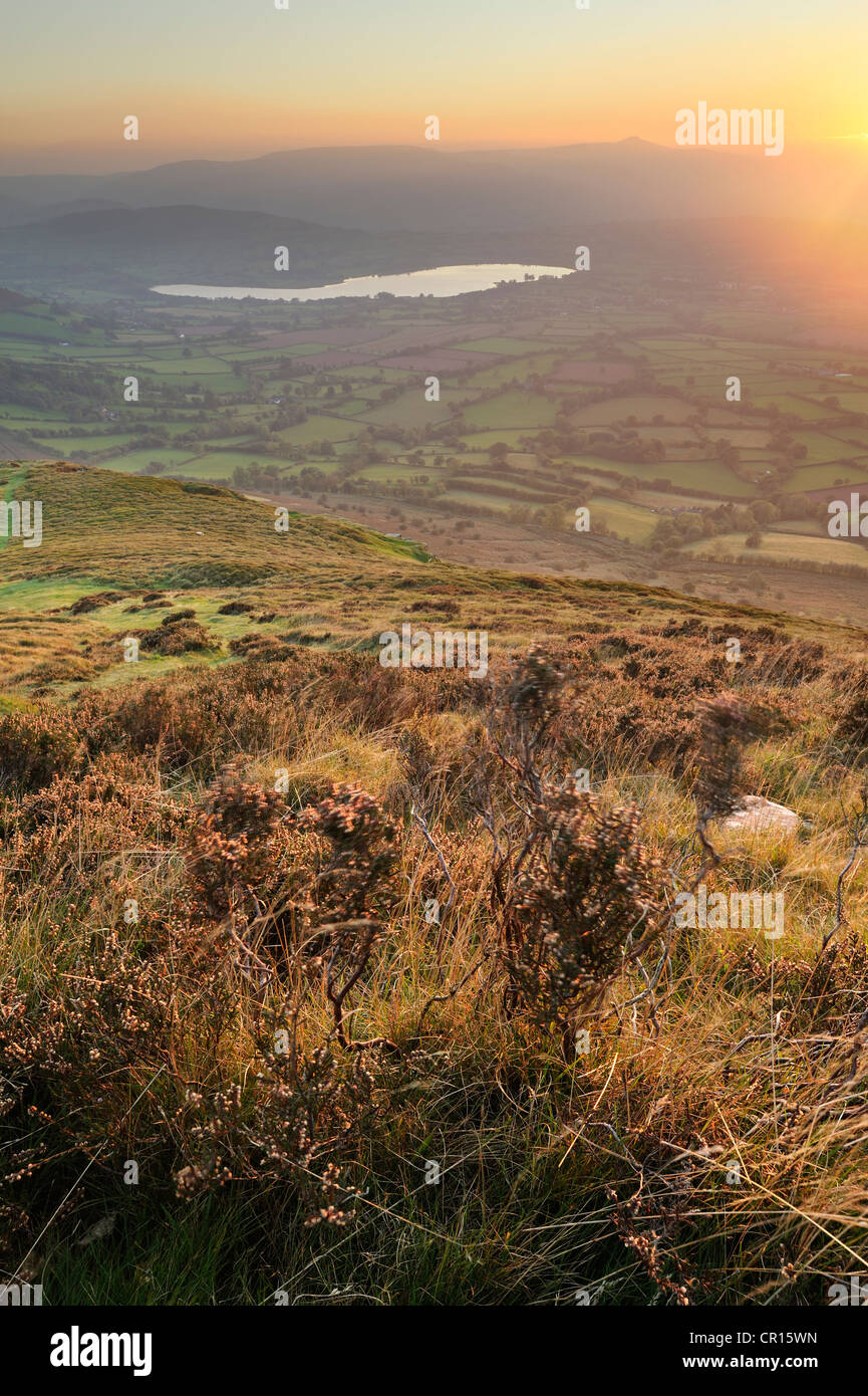 Blick vom Mynydd Troed in Richtung der Hauptgipfel des Brecon Beacons, Powys, Wales, UK. Stockfoto