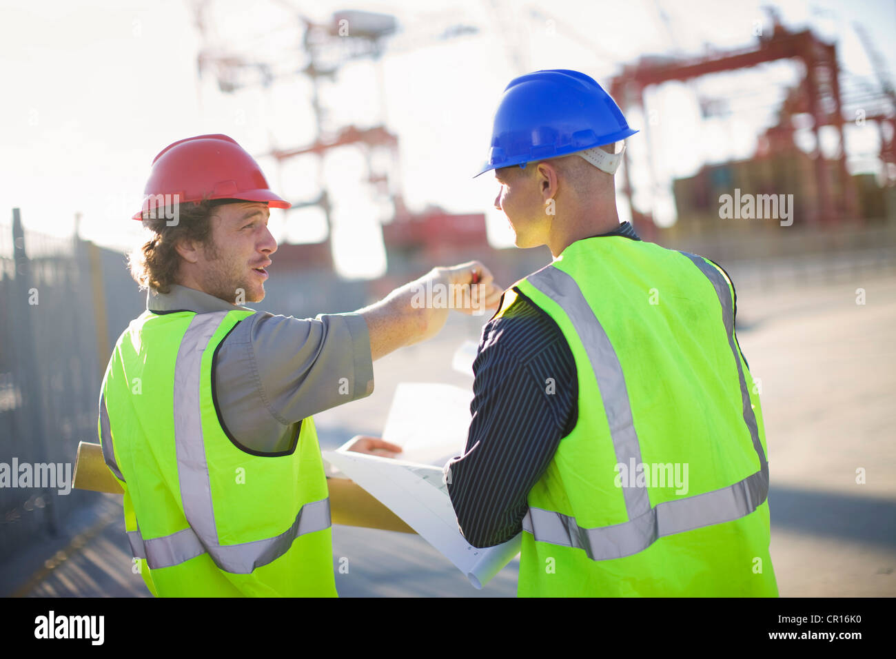 Bauarbeiter im Gespräch vor Ort Stockfoto