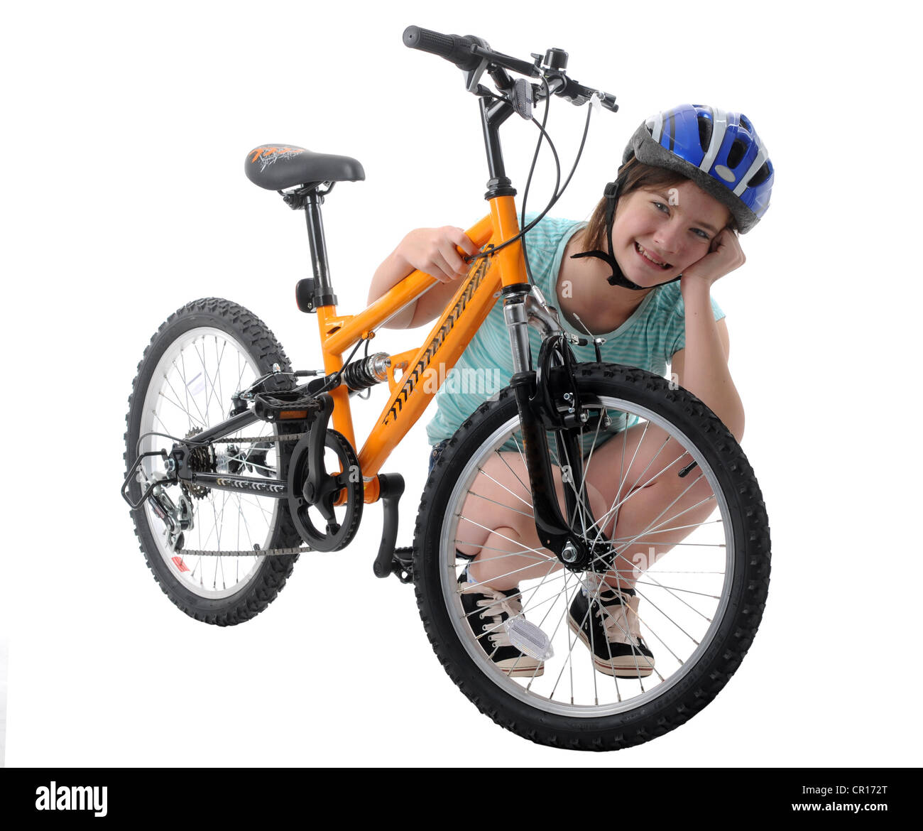 Mädchen und Fahrrad auf weißem Hintergrund Stockfoto