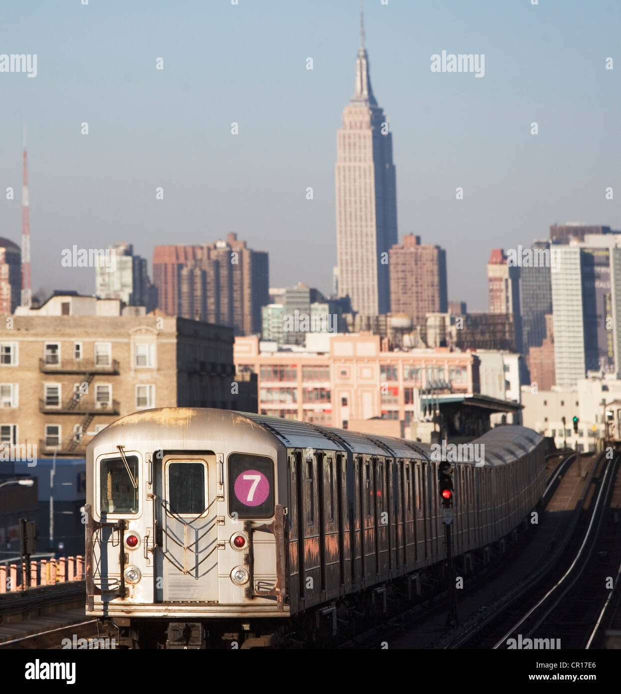 USA, New York, New York City, Zug in Richtung Stadtzentrum Stockfoto