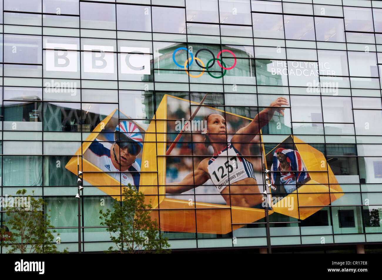 Eine große Werbung für die Fenster von einem BBC Gebäude Werbung des Unternehmens Olympische Berichterstattung. Stockfoto