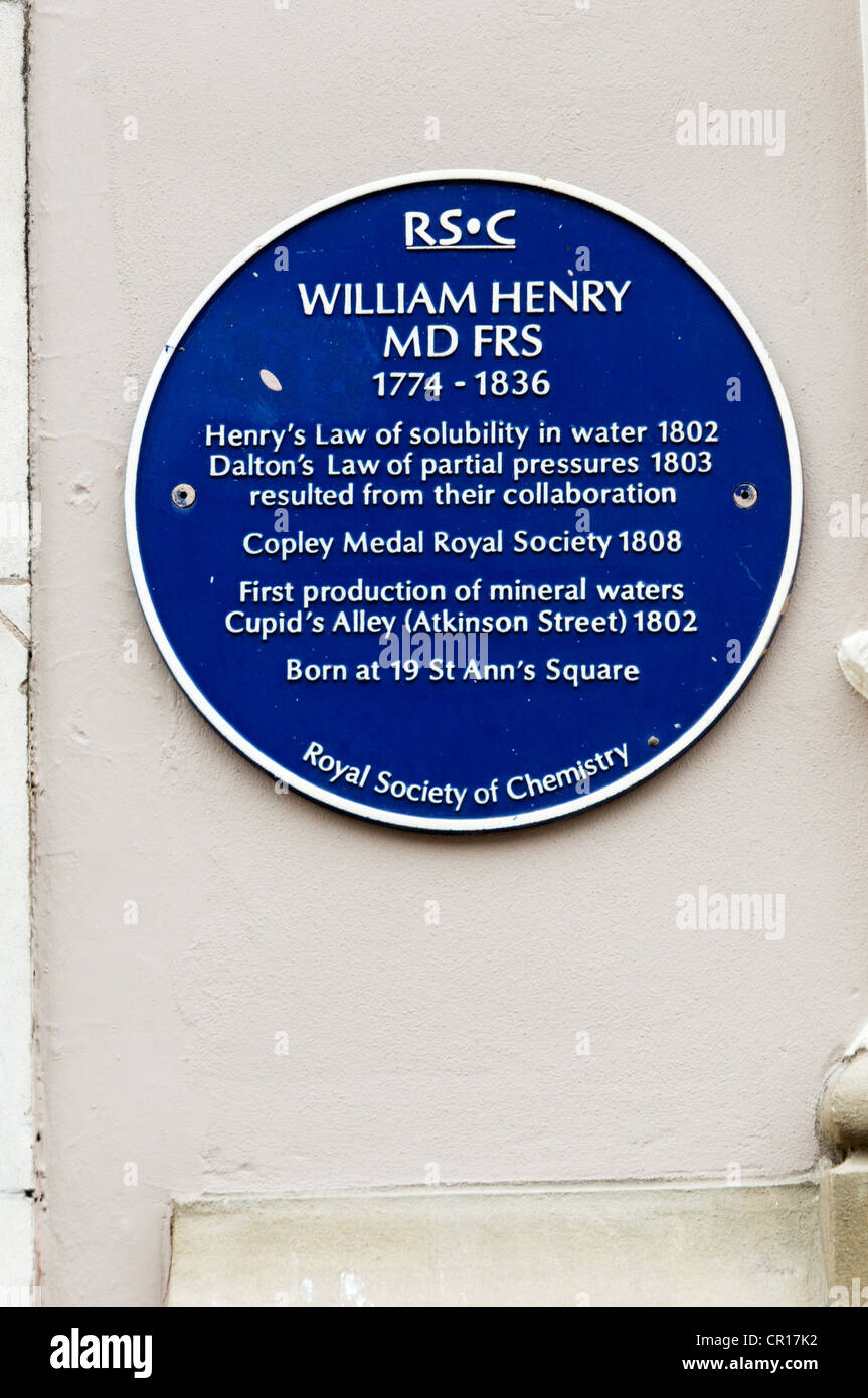 Eine blaue Plakette am St Ann's Square, Manchester, markiert der Geburtsort von William Henry der viktorianischen Chemiker. Stockfoto