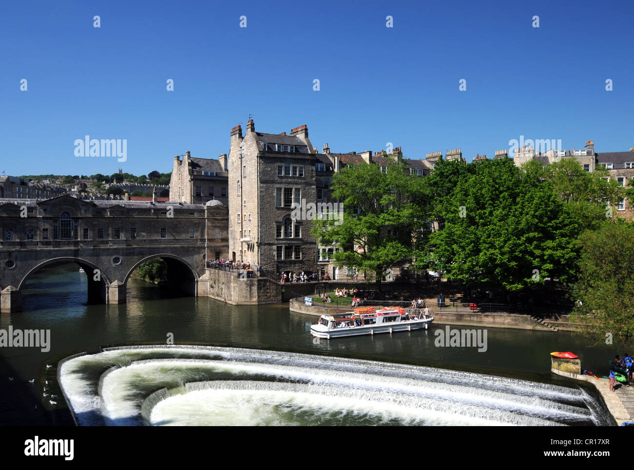 Bad, Wehr und Pulteney Brücke über den Fluss Avon in Bath, Somerset, England, Großbritannien Stockfoto