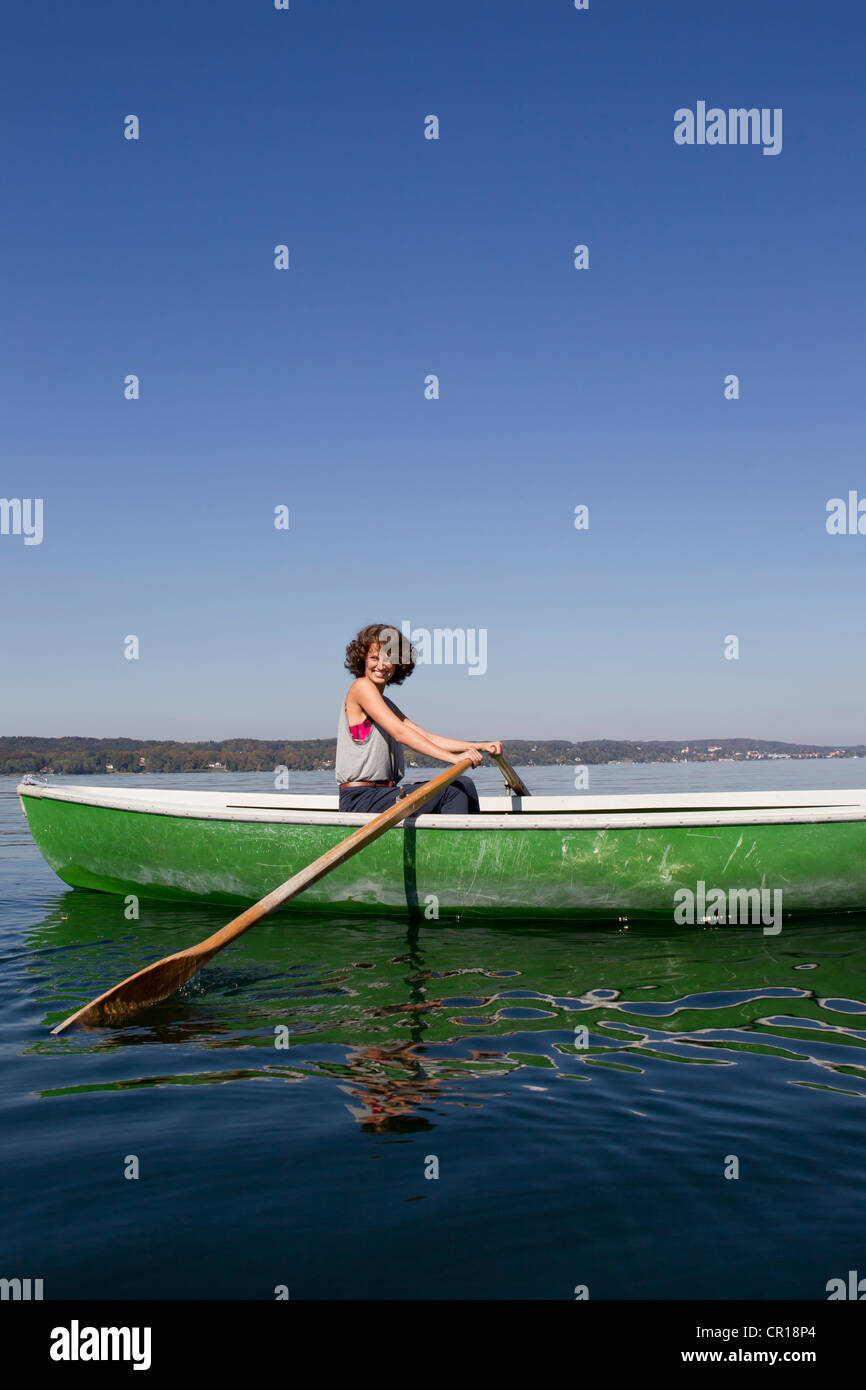 Frau Ruderboot noch See Stockfoto