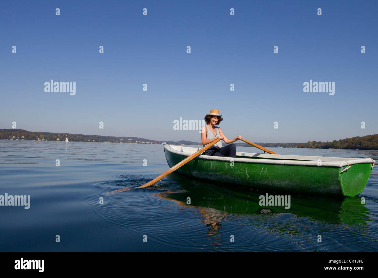 Frau Ruderboot noch See Stockfoto