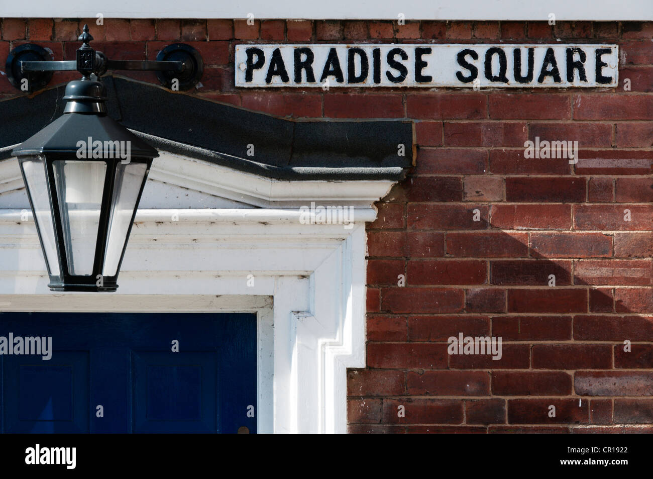 Paradise Square Street Namensschild neben einer Lampe über eine georgische Tür in Sheffield. Stockfoto