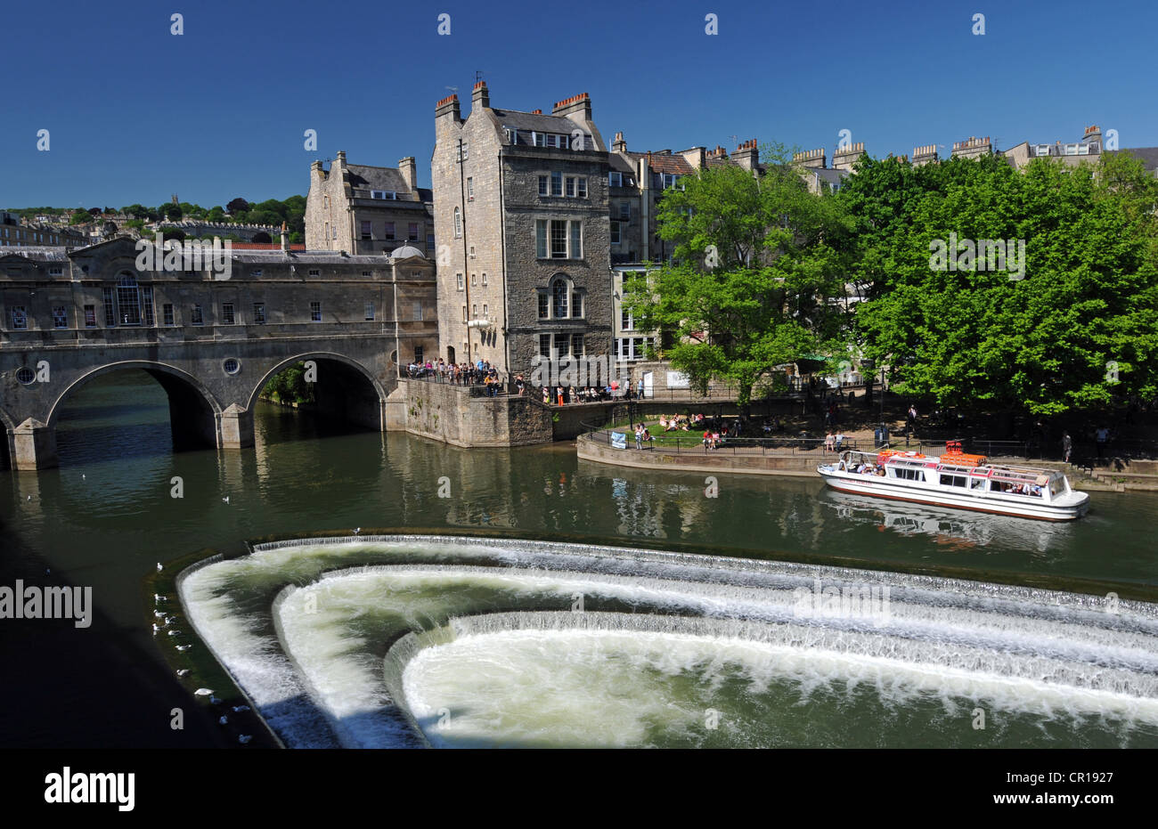 Bad, Wehr und Pulteney Brücke über den Fluss Avon in Bath, Somerset, England, Großbritannien Stockfoto