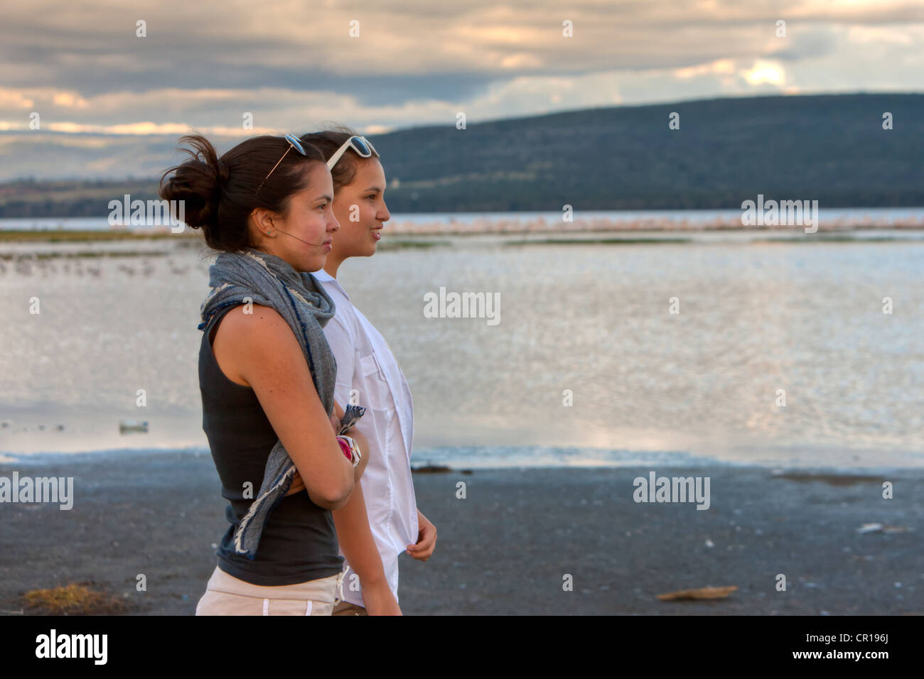 Zwei Mädchen, 13 und 18 Jahren, Blick auf Lake Nakuru, Lake-Nakuru-Nationalpark, Kenia, Ost-Afrika, Afrika, PublicGround Stockfoto