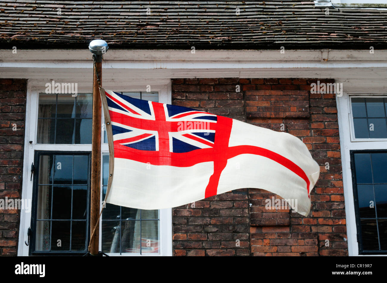 Die White Ensign fliegen aus einem Gebäude in Nelson Street, King's Lynn. Stockfoto